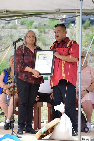 dsc-0638-pauline-presenting-mike-an-award-resized_orig