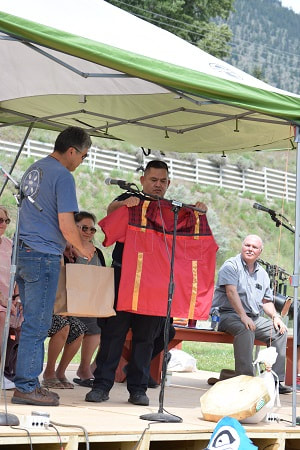 sg-2019-mike-on-stage-with-award-shirt-resized_orig